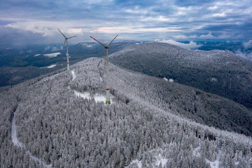 Windkraftanlagen schädigen Mensch und Natur durch Rotlichtblinken, Schlagschatten, Infraschall und Abrieb von Mikroplastik.
