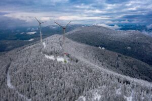 Windkraftanlagen schädigen Mensch und Natur durch Rotlichtblinken, Schlagschatten, Infraschall und Abrieb von Mikroplastik.