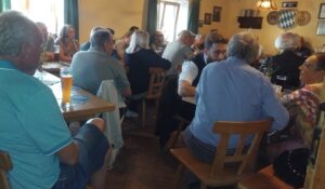 Rund 30 Interessierte treffen sich zum Informations- und Meinungsaustausch beim AfD-Stammtisch in Leobendorf